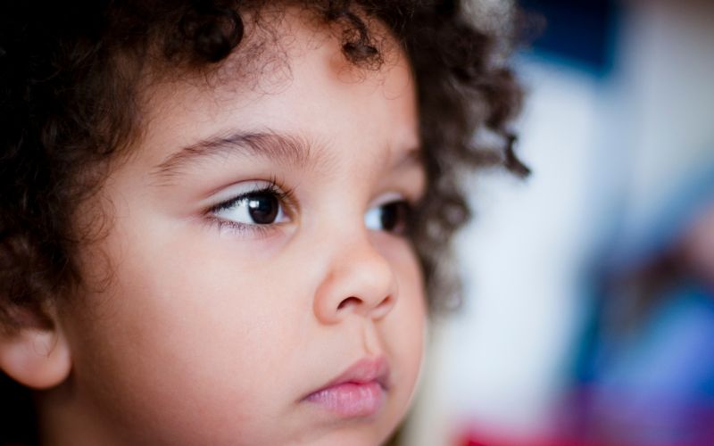 Dạy trẻ hãy thật bình tĩnh nếu trẻ gặp phải những trường hợp bị giật điện, tuyệt đối không lao vào để kéo nạn nhân