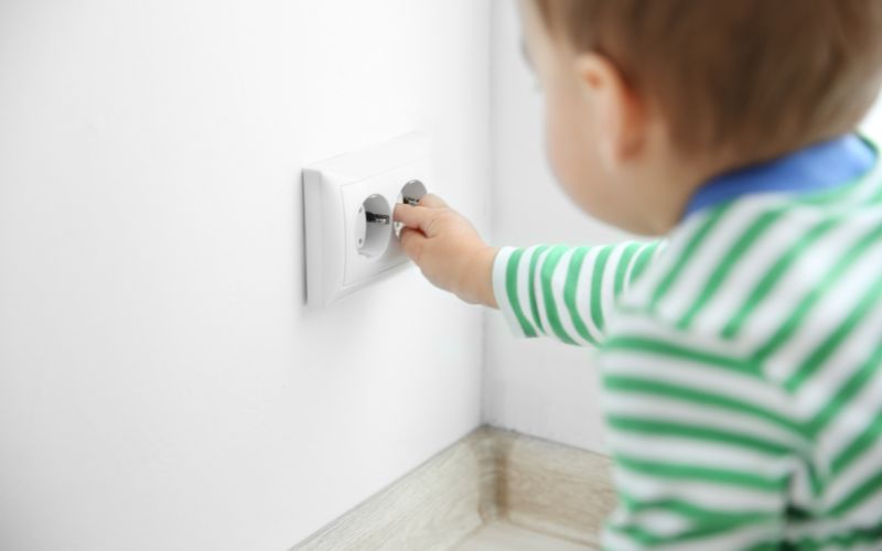 Khi đang chơi đùa vô tình trẻ sẽ cho tay vào ổ điện hoặc dùng các vật dụng chọc vào ổ điện như dao, kéo,...và gây giật điện