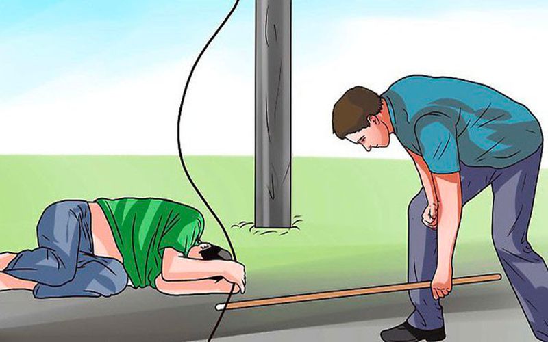 Tách nạn nhân ra khỏi khu vực điện đó bằng cách sử dụng que gỗ hay cây nhựa khô ráo, không dính nước để tách nguồn điện ra khỏi nạn nhân