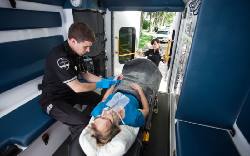 Sau khi tách nạn nhân ra khỏi khu vực điện, điều tiếp theo con nên làm là gọi cấp cứu và người lớn để hỗ trợ