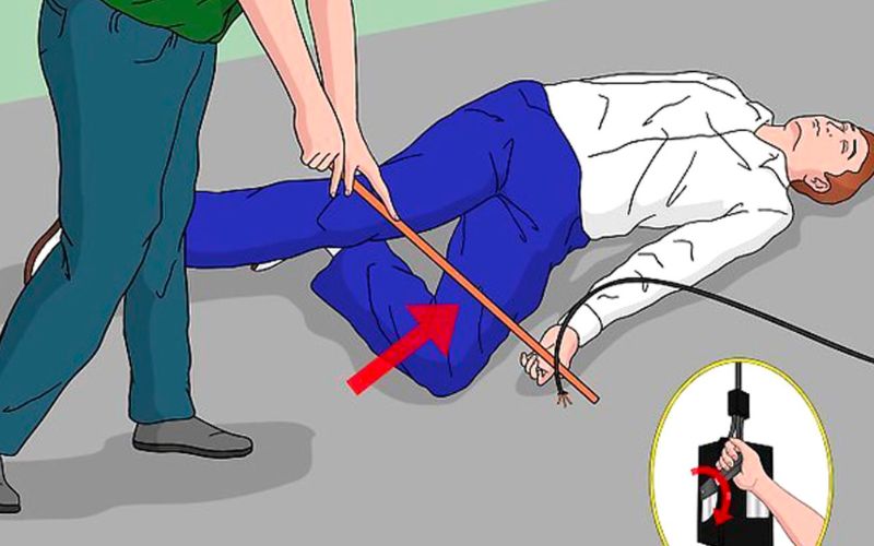 Nguồn điện sẽ truyền từ người nạn nhân sang con và con cũng sẽ bị giật điện theo nếu chạm tay vào nạn nhân