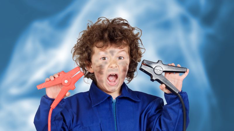 Dạy bé làm thế nào khi bị điện giật