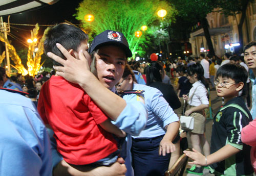 Dạy trẻ kỹ năng khi bị lạc với cách nhận biết những người có thể nhờ giúp đỡ