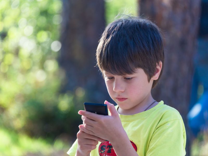 Ba mẹ dạy con học thuộc số điện thoại người thân, địa chỉ nhà phòng ngừa khi bị lạc 