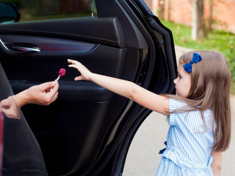 Ba mẹ dạy con kỹ năng không đi theo và nhận đồ của người lạ khi bị lạc