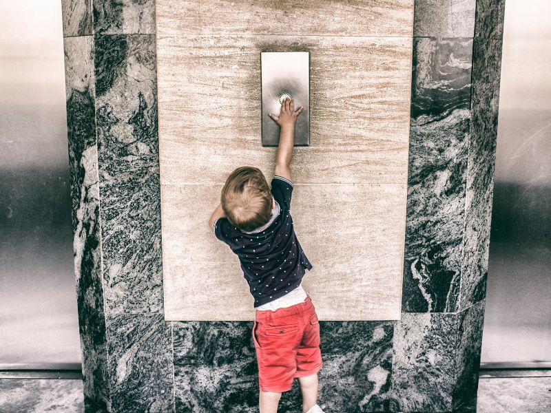 Dạy trẻ tránh đi chung thang máy với người lạ khi không có người lớn là người thân đi cùng