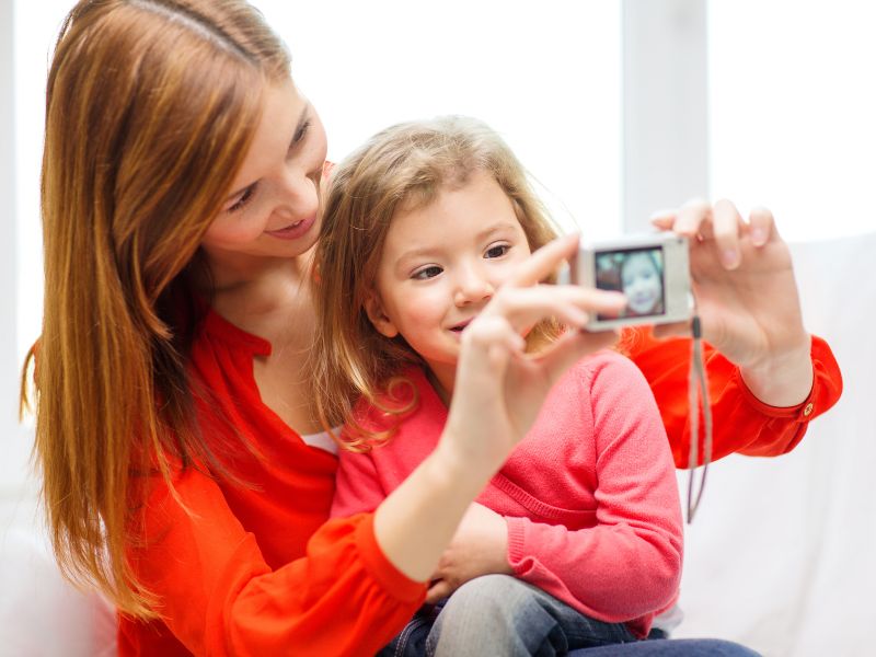 Bố mẹ không nên khoe quá nhiều ảnh và thông tin của con lên mạng XH