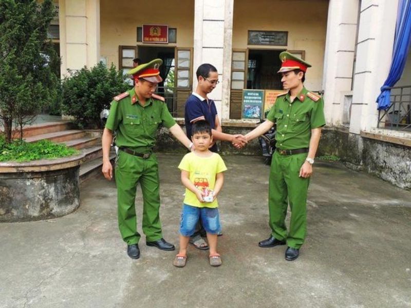 Dạy trẻ học cách nhận biết những người có thể nhờ cậy giúp đỡ