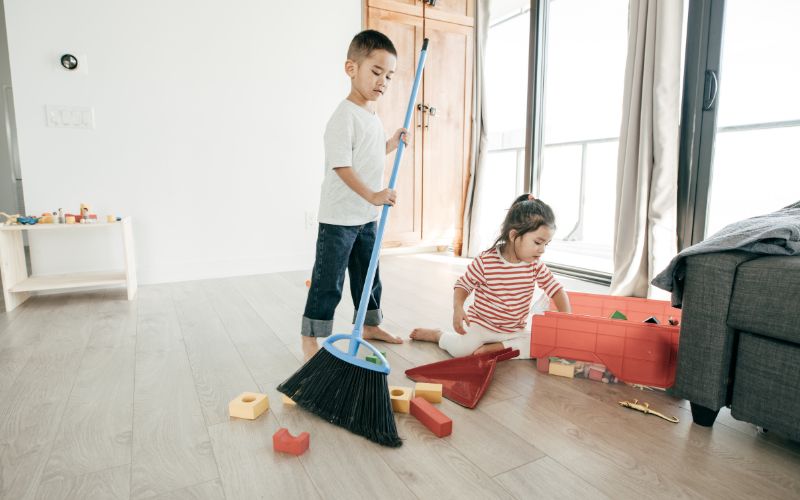 Khi trẻ từ 10-11 tuổi, hướng dẫn con làm những công việc phức tạp hơn gồm nhiều công đoạn hơn như nấu bữa sáng&nbsp;&nbsp;