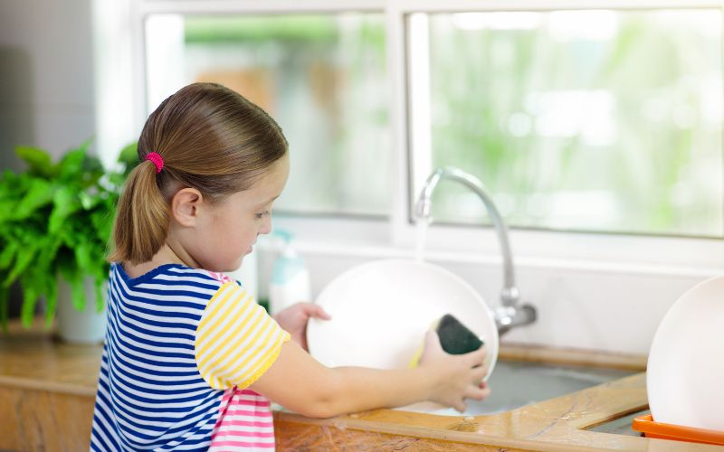 Bố mẹ cần kiên định và dứt khoát để trẻ nghe lời hơn