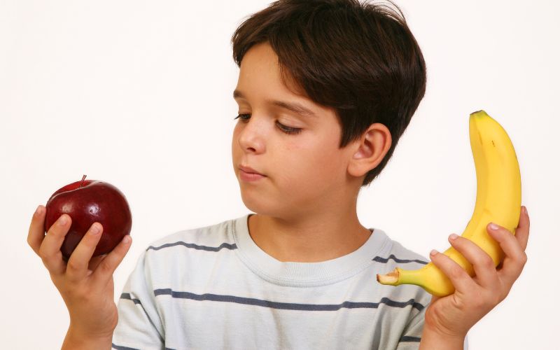 Hãy để trẻ lựa chọn công việc cho bản thân mình bằng cách hỏi trẻ thích làm việc A hay làm việc B hơn