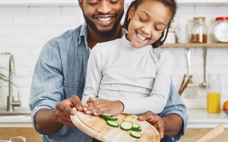 Khi trẻ từ 10-11 tuổi, hướng dẫn con làm những công việc phức tạp hơn gồm nhiều công đoạn hơn như nấu bữa sáng 