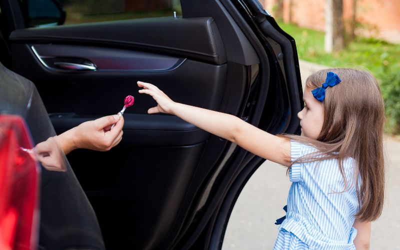 Hướng dẫn trẻ từ chối và không nhận quà, bánh kẹo của người lạ