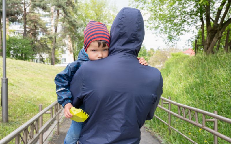 Kỹ năng sống trẻ mầm non không đi theo người lạ khi được đón về