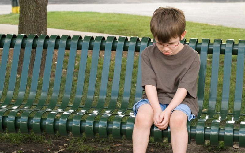 Hướng dẫn trẻ ngồi im tại chỗ để bố mẹ tìm đến khi bị lạc