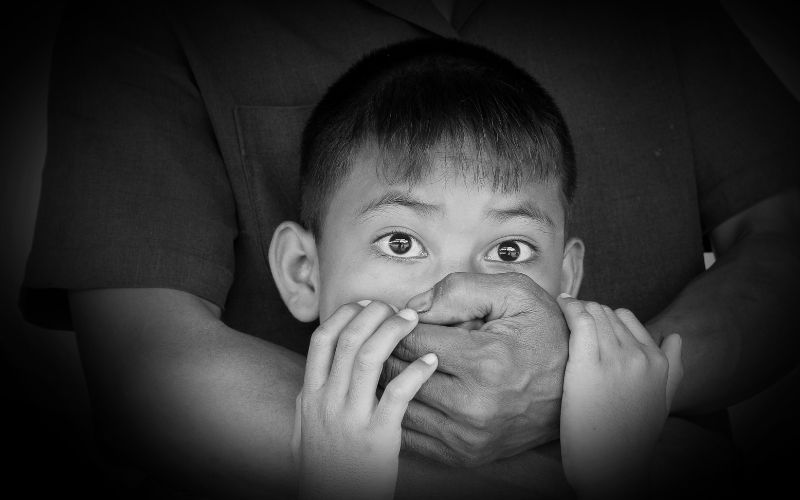 Trẻ rất dễ bị bắt ép, hãy hướng dẫn kỹ năng sống không đi theo người lạ cho trẻ