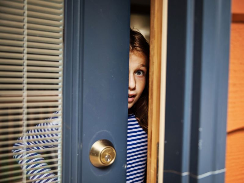 Hướng dẫn bé không mở cửa cho người lạ tự xưng là người quen của ba mẹ