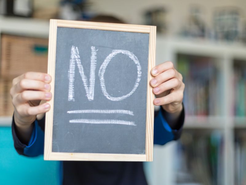 Hướng dẫn bé không mở cửa khi người lạ cần sự trợ giúp