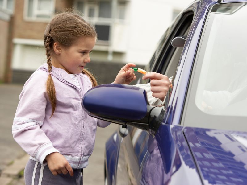 Hướng dẫn bé không mở khi người lạ cố gắng đưa cho con một món đồ nào đó