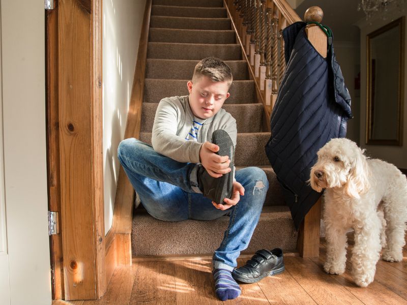 12+ kỹ năng sống lịch sự khi đến nhà người khác dành cho bé 3 Dạy trẻ nhỏ không tự ý đi giày dép vào nhà