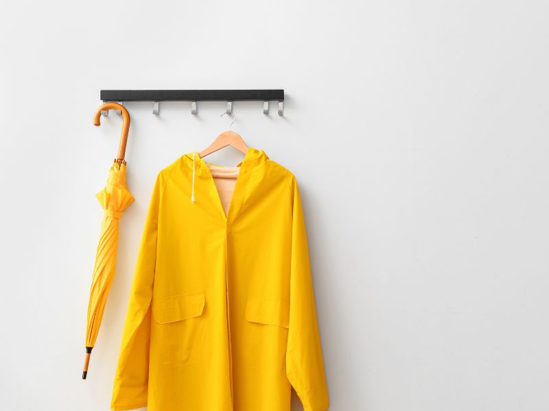 12+ kỹ năng sống lịch sự khi đến nhà người khác dành cho bé 4 Hướng dẫn trẻ để ô và áo mưa ở ngoài trước khi vào nhà