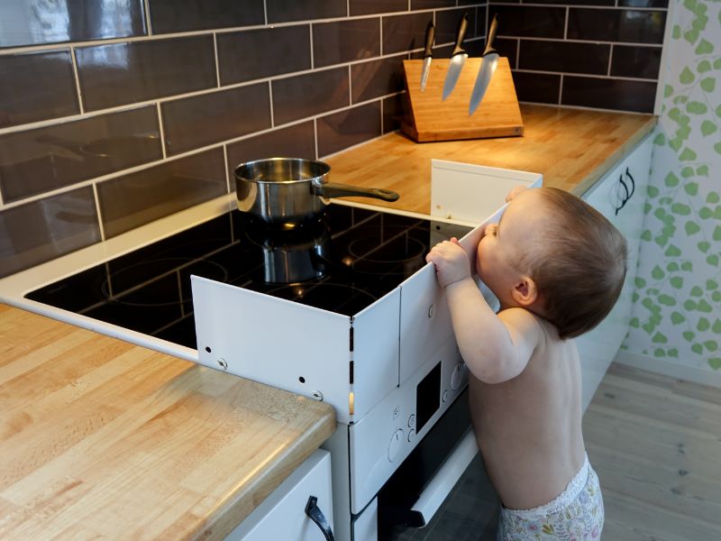 12+ kỹ năng sống lịch sự khi đến nhà người khác dành cho bé 5 Dạy trẻ không tự ý động chạm đồ vật hay ăn uống; cần xin phép trước