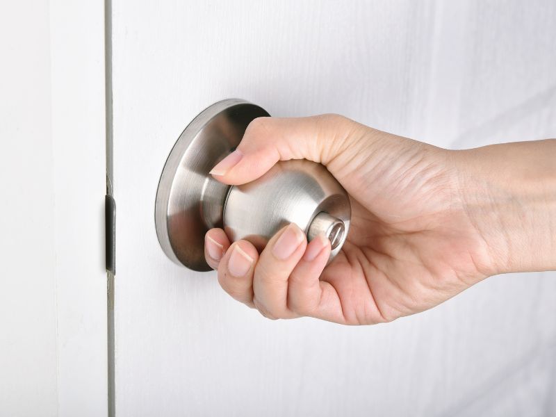 12+ kỹ năng sống lịch sự khi đến nhà người khác dành cho bé 6 Dặn dò trẻ không tự ý xông vào phòng trong nhà người khác