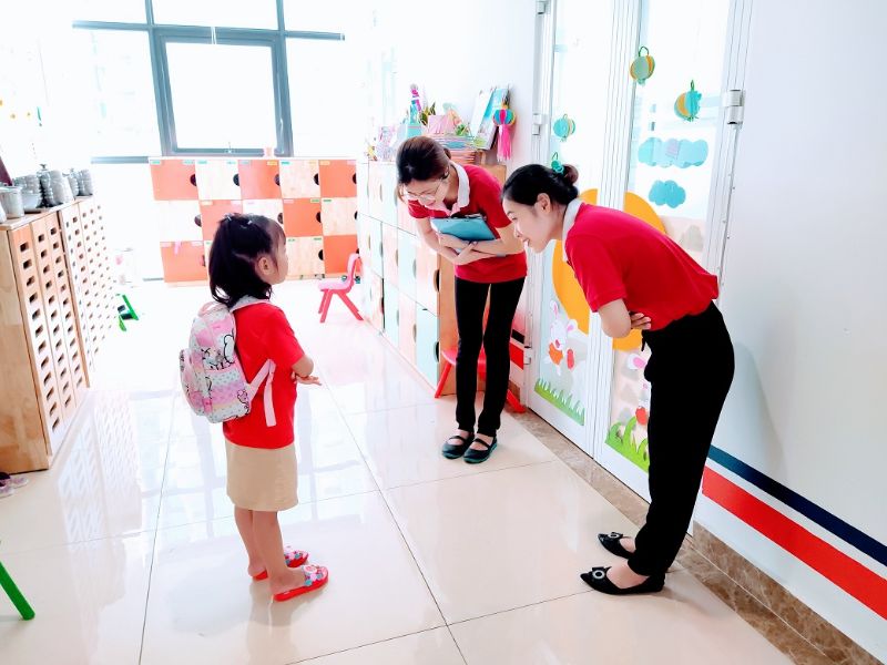 12+ kỹ năng sống lịch sự khi đến nhà người khác dành cho bé 9 Dạy trẻ nói lời chào trước khi ra về