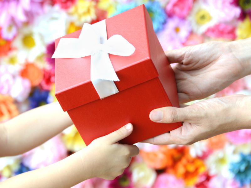 Dạy trẻ lòng biết ơn bằng cách giúp bé hiểu giá trị cho đi để nhận lại