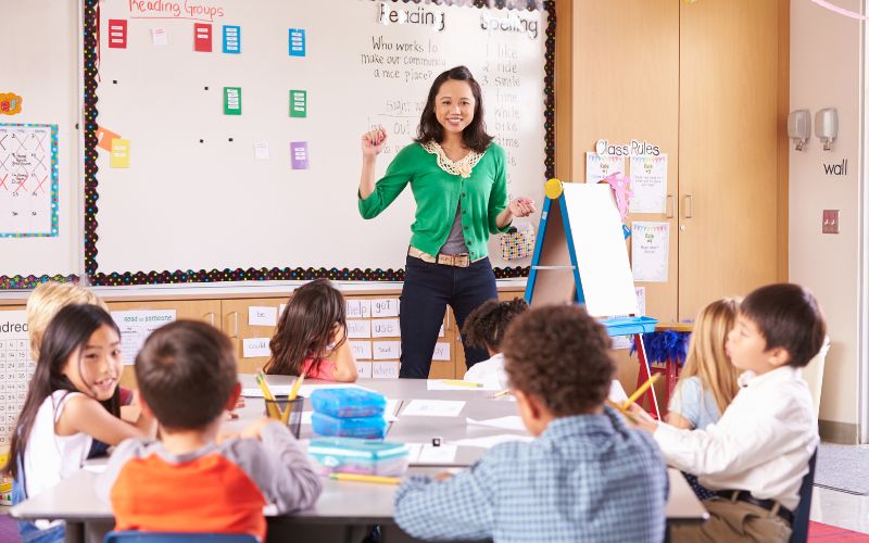 Ở bậc tiểu học là lúc trẻ bắt đầu hình thành những suy nghĩ, cảm xúc và hành vi riêng của mình vì vậy cần có phương pháp giảng dạy phù hợp