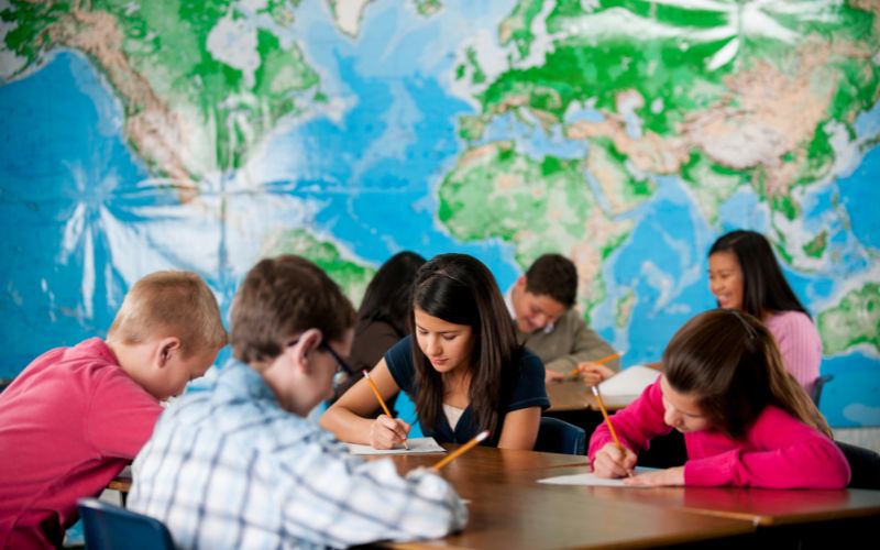 Ở độ tuổi THCS trẻ rất ảnh hưởng từ bạn bè và những người xung quanh