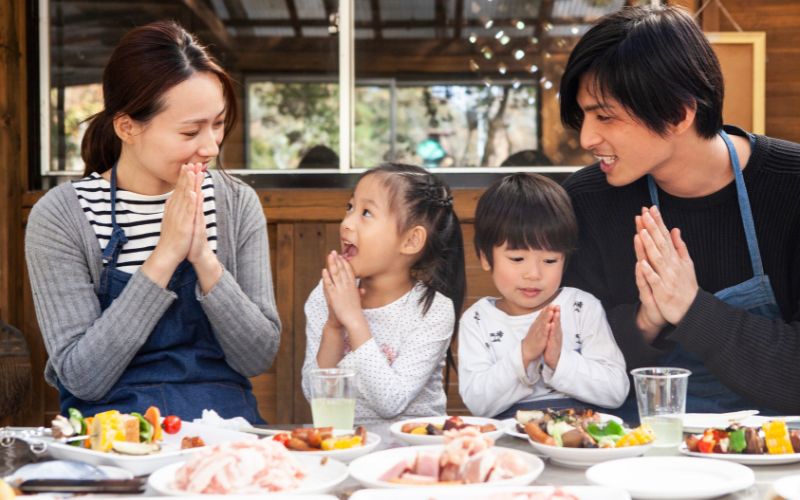 Dạy trẻ không nên chê bai, thay vào đó hãy cảm ơn vì họ đã bỏ tâm huyết ra nấu cho mình