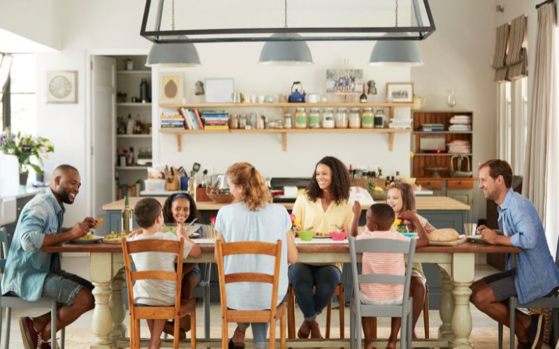 Khi ăn xong ba mẹ hãy nhắc trẻ xin phép đứng lên trước và mời mọi người tiếp tục dùng cơm