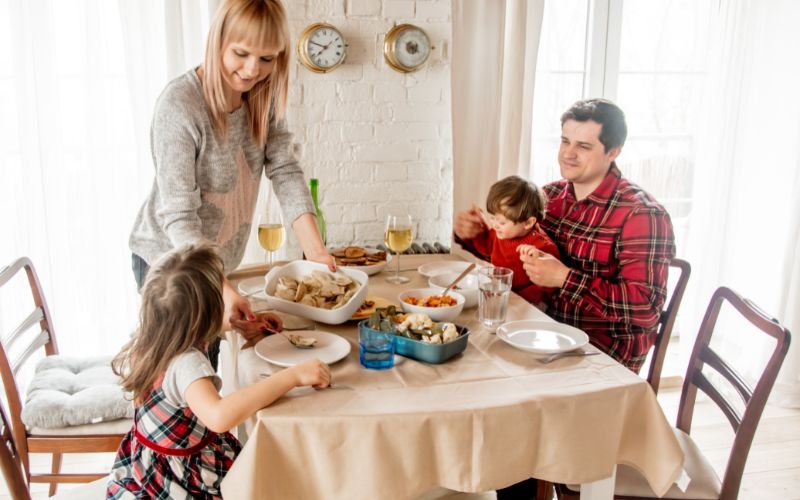 Nếu đĩa thức ăn ở quá xa thì ba mẹ hãy dặn bé nhờ người lớn lấy giúp thay vì rướn người ra để cố lấy