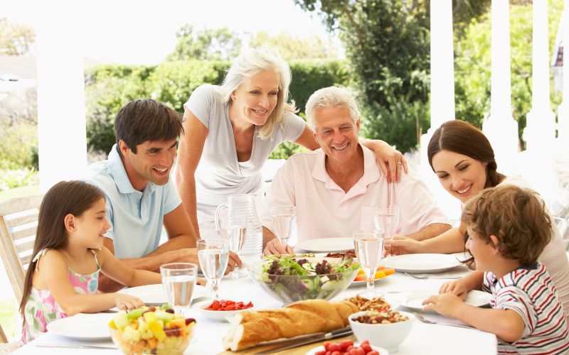 Lời mời trước bữa cơm là quy tắc và phép lịch sự cơ bản mà ba mẹ nên dạy sớm cho bé