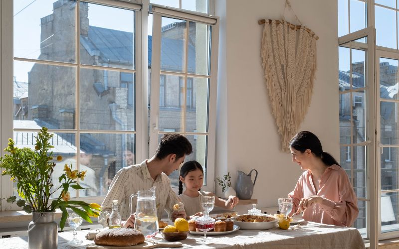 Khi ăn, ba mẹ nên dặn bé không được chép miệng hoặc ăn quá lớn tiếng, gây cảm giác khó chịu cho người khác