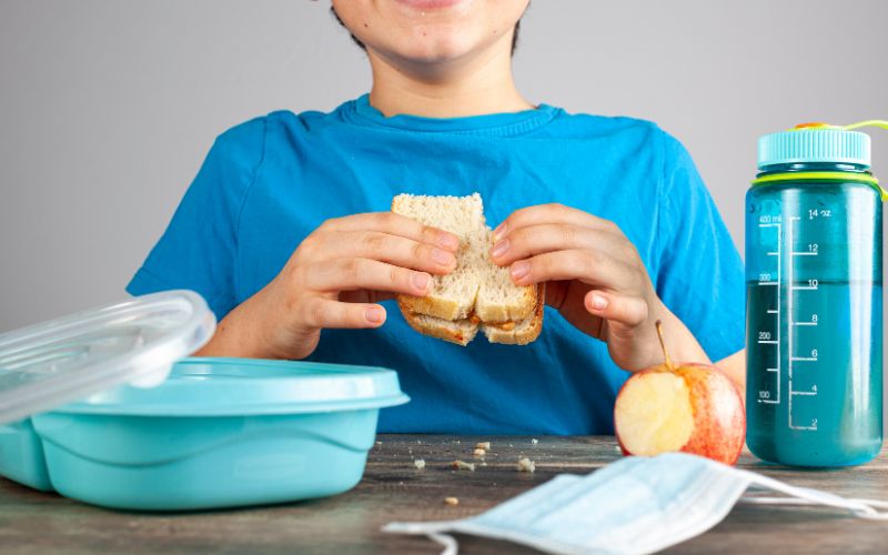 Dạy con ăn uống lịch sự không vừa ăn vừa nói - Đây là lỗi mà tất cả trẻ em đều mắc phải