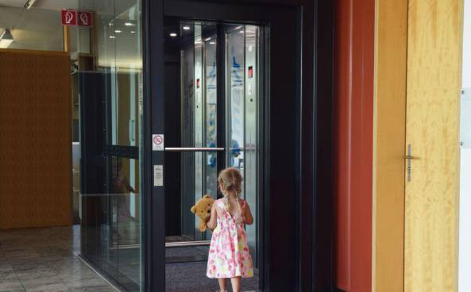 Giải quyết vấn đề khi trẻ đi thang máy một mình.