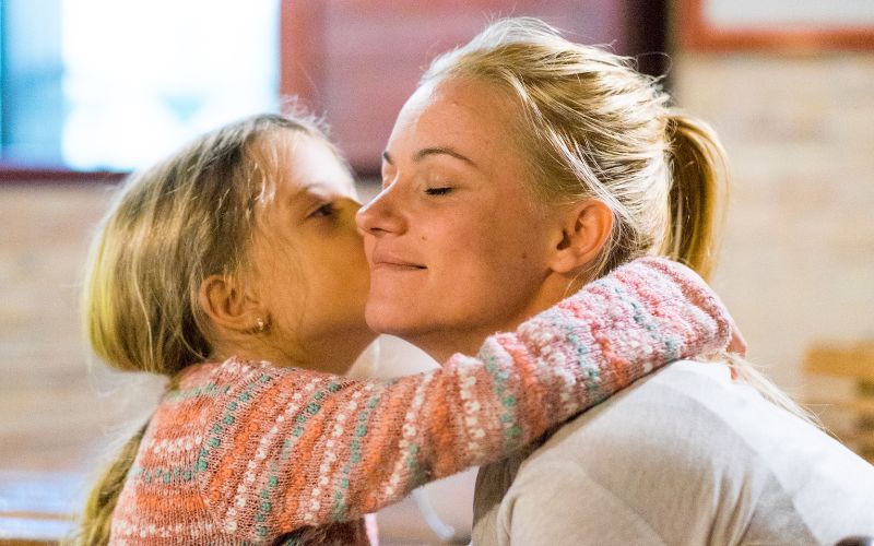 18+ kỹ năng sống cho trẻ tiểu học VỮNG CHÃI bước vào đời 16 Bố mẹ cần phải rèn luyện kỹ năng sống tiểu học về thể hiện sự cảm thông và yêu thương cho bé từ sớm