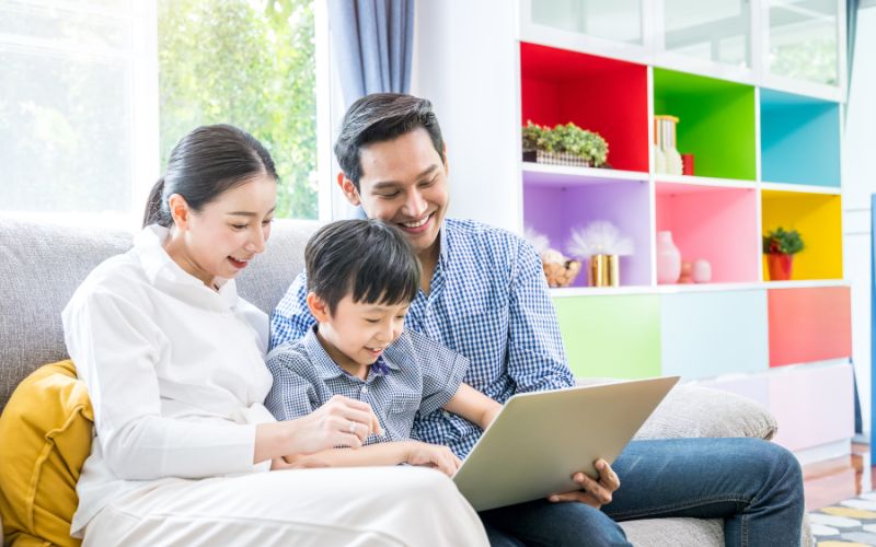 18+ kỹ năng sống cho trẻ tiểu học VỮNG CHÃI bước vào đời 5 Bố mẹ có thể hướng dẫn con đọc thông tin trên một số trang web uy tín