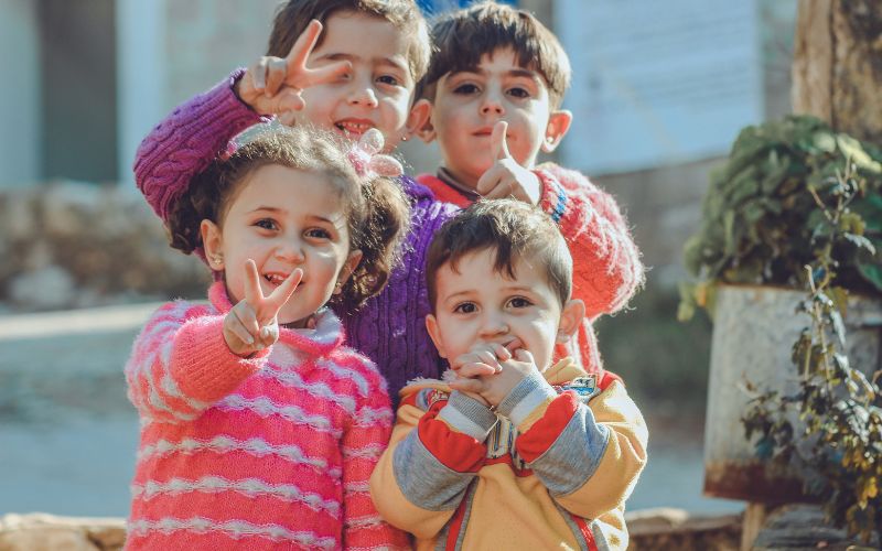 18+ kỹ năng sống cho trẻ tiểu học VỮNG CHÃI bước vào đời 7 Bố mẹ hãy rèn luyện kỹ năng sống tiểu học làm quen kết bạn cho con