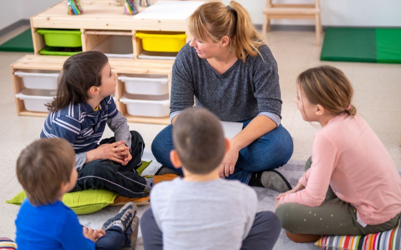 18+ kỹ năng sống cho trẻ tiểu học VỮNG CHÃI bước vào đời 8 Khi biết lắng nghe con trẻ sẽ trở nên nhạy bén hơn, học tập tốt hơn và chú ý những mối nguy hiểm xung quanh