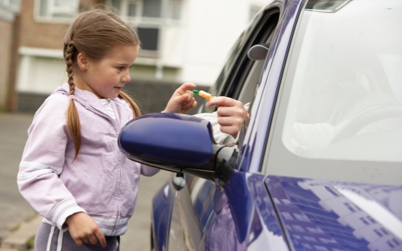 18+ kỹ năng sống cho trẻ tiểu học VỮNG CHÃI bước vào đời 10 Dạy trẻ không nhận đồ từ người lạ để bảo vệ bản thân