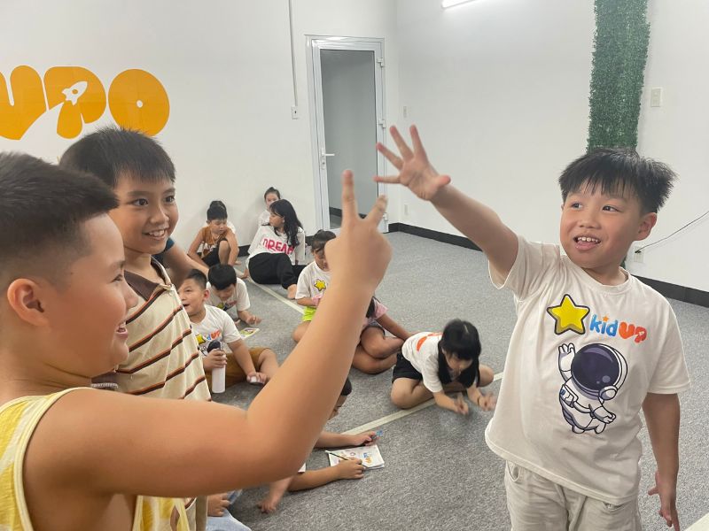 Dạy kỹ năng sống cho trẻ 4 tuổi - lứa tuổi con đầy sự tò mò! 19 Cho con tham gia nhiều hoạt động xã hội, ngoại khoá và các lớp kỹ năng sống là một cách hiệu quả để rèn luyện kỹ năng sống