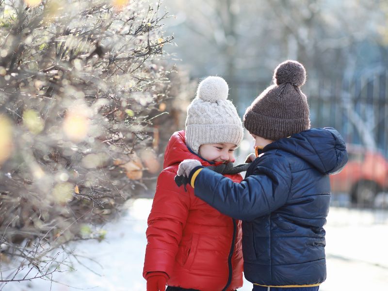 Dạy kỹ năng sống cho trẻ 4 tuổi - lứa tuổi con đầy sự tò mò! 8 Dạy trẻ về kỹ năng chia sẻ yêu thương và giúp đỡ người khác là một quá trình quan trọng để xây dựng nhân cách cho trẻ