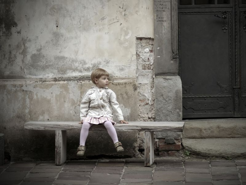 Dạy kỹ năng sống cho trẻ 4 tuổi - lứa tuổi con đầy sự tò mò! 9 Đầu tiên, ba mẹ cần giải thích cho trẻ về ý nghĩa của việc học kỹ năng khi đi lạc, tại sao nó quan trọng