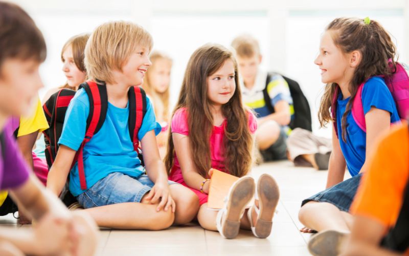 "Bí kíp" rèn luyện kỹ năng sống tự lập cho trẻ BÀI BẢN NHẤT 15 Có kỹ năng giao tiếp giúp bé tạo nên các mối quan hệ tốt đẹp, giúp đỡ trẻ phát triển