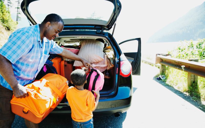 "Bí kíp" rèn luyện kỹ năng sống tự lập cho trẻ BÀI BẢN NHẤT 16 Trẻ biết quan tâm và giúp đỡ bố