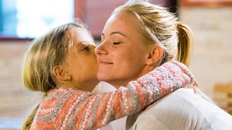 Kỹ năng sống về giá trị yêu thương - Nuôi dưỡng tâm hồn trẻ 1 Bé biết yêu thương nhờ vào cách dạy nào của bố mẹ?