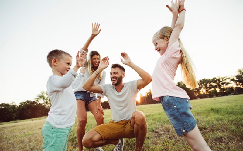 Kỹ năng sống về giá trị yêu thương - Nuôi dưỡng tâm hồn trẻ 3 Khi biết yêu thương con sẽ được mọi người xung quanh quý mến